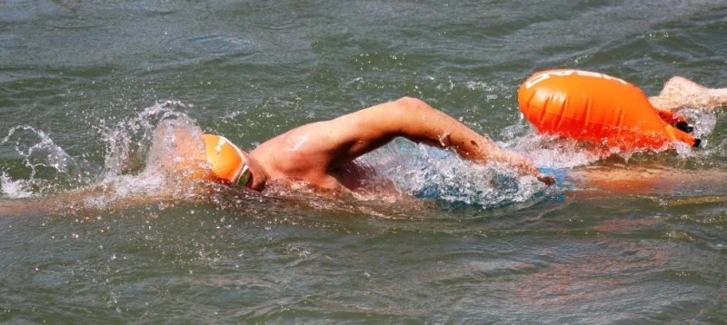 ZOGGS Saferswimmer Buoy - Sicherheits-Schwimmboje Mit Packsack - Orange 4 ZOGGS Saferswimmer Buoy - Sicherheits-Schwimmboje Mit Packsack - Orange – Bild 2