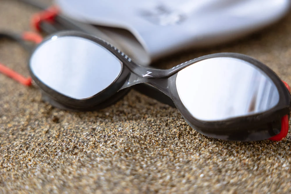 ZOGGS Tiger Titanium Schwimmbrille - Grey Red / Mirror Smoke 4 ZOGGS Tiger Titanium Schwimmbrille - Grey Red / Mirror Smoke – Bild 2