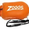 ZOGGS Saferswimmer Buoy - Sicherheits-Schwimmboje Mit Packsack - Orange 2 ZOGGS Saferswimmer Buoy - Sicherheits-Schwimmboje Mit Packsack - Orange -Sportausrüstung Zoggs Schwimmboje orange 413250