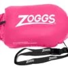 ZOGGS Saferswimmer Buoy - Sicherheits-Schwimmboje Mit Packsack - Pink 1 ZOGGS Saferswimmer Buoy - Sicherheits-Schwimmboje Mit Packsack - Pink -Sportausrüstung Zoggs Schwimmboje pink 413250